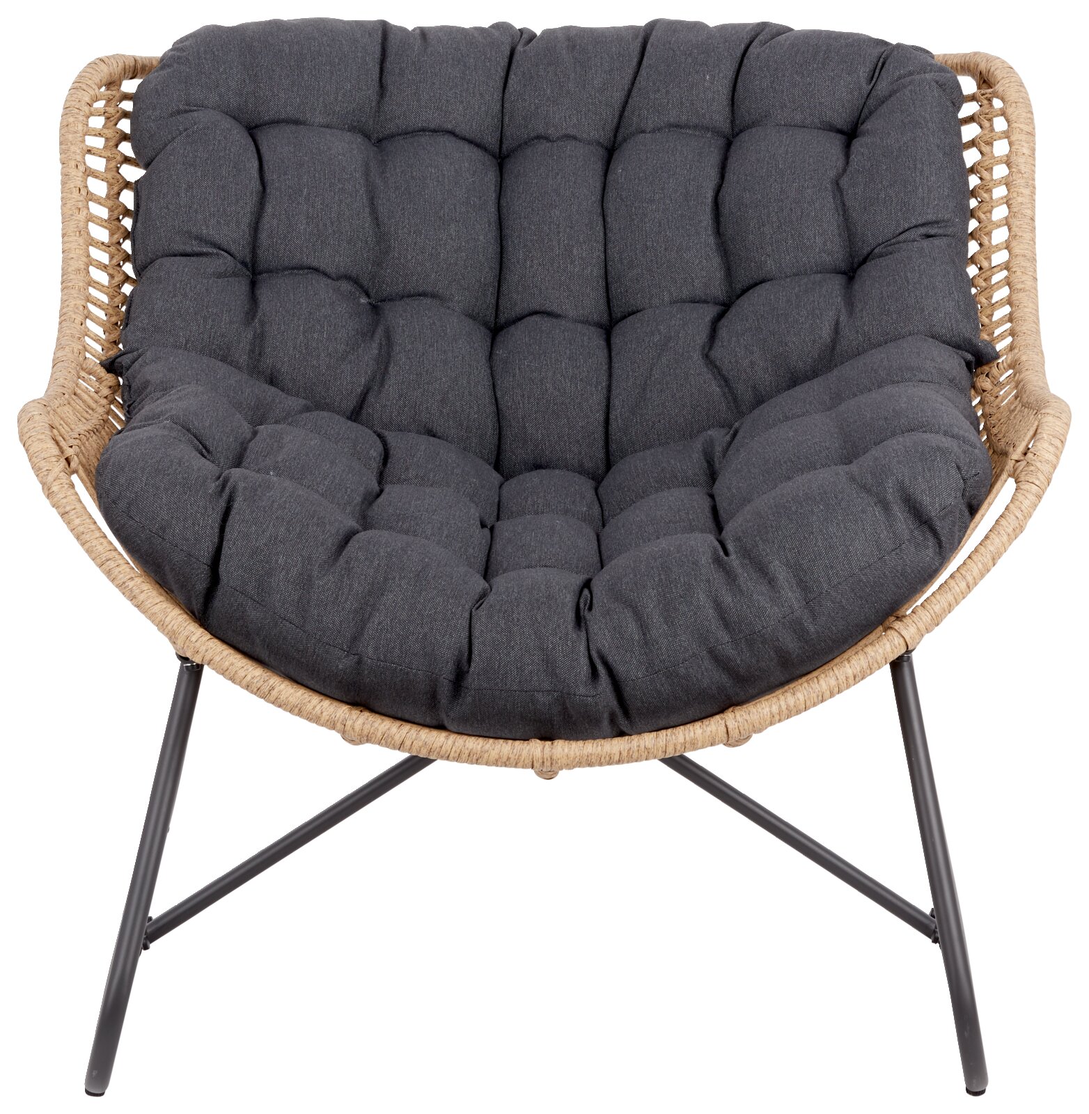 Vooraanzicht van een relaxfauteuil met een grijs, gestoffeerd zitkussen en een frame van gevlochten materiaal.