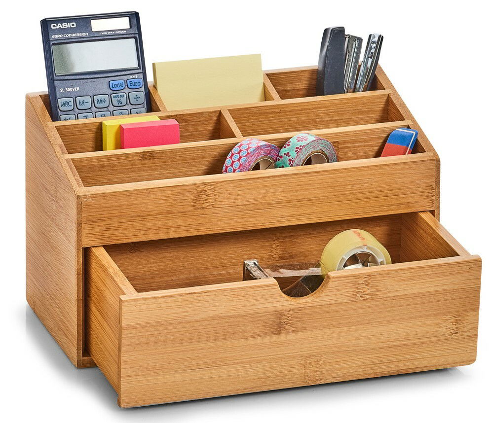 Bambus-Organizer mit Schubfach, gefüllt mit Büroartikeln wie Taschenrechner, Haftnotizen, Klebeband und Stiften, aus einer leicht seitlichen Perspektive.