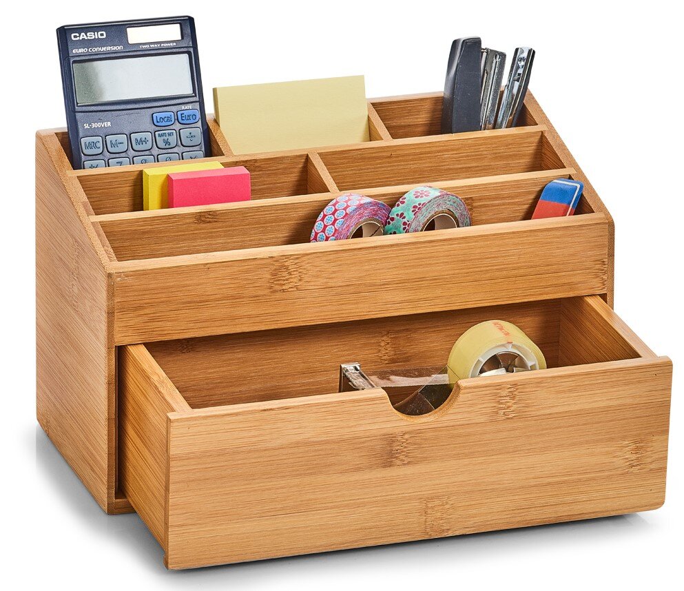 Bambus-Organizer mit Schubfach, gefüllt mit Büroartikeln wie Taschenrechner, Haftnotizen, Klebeband und Stiften, aus einer leicht seitlichen Perspektive.