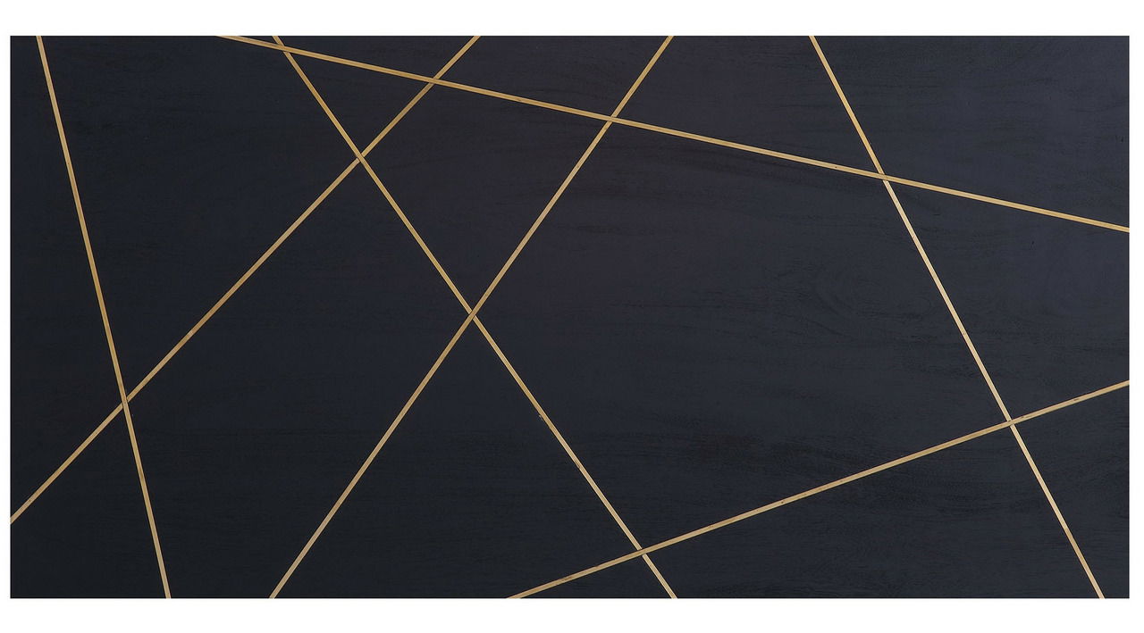 Draufsicht auf eine Couchtischplatte mit schwarzer Oberfläche und goldenen geometrischen Linien.