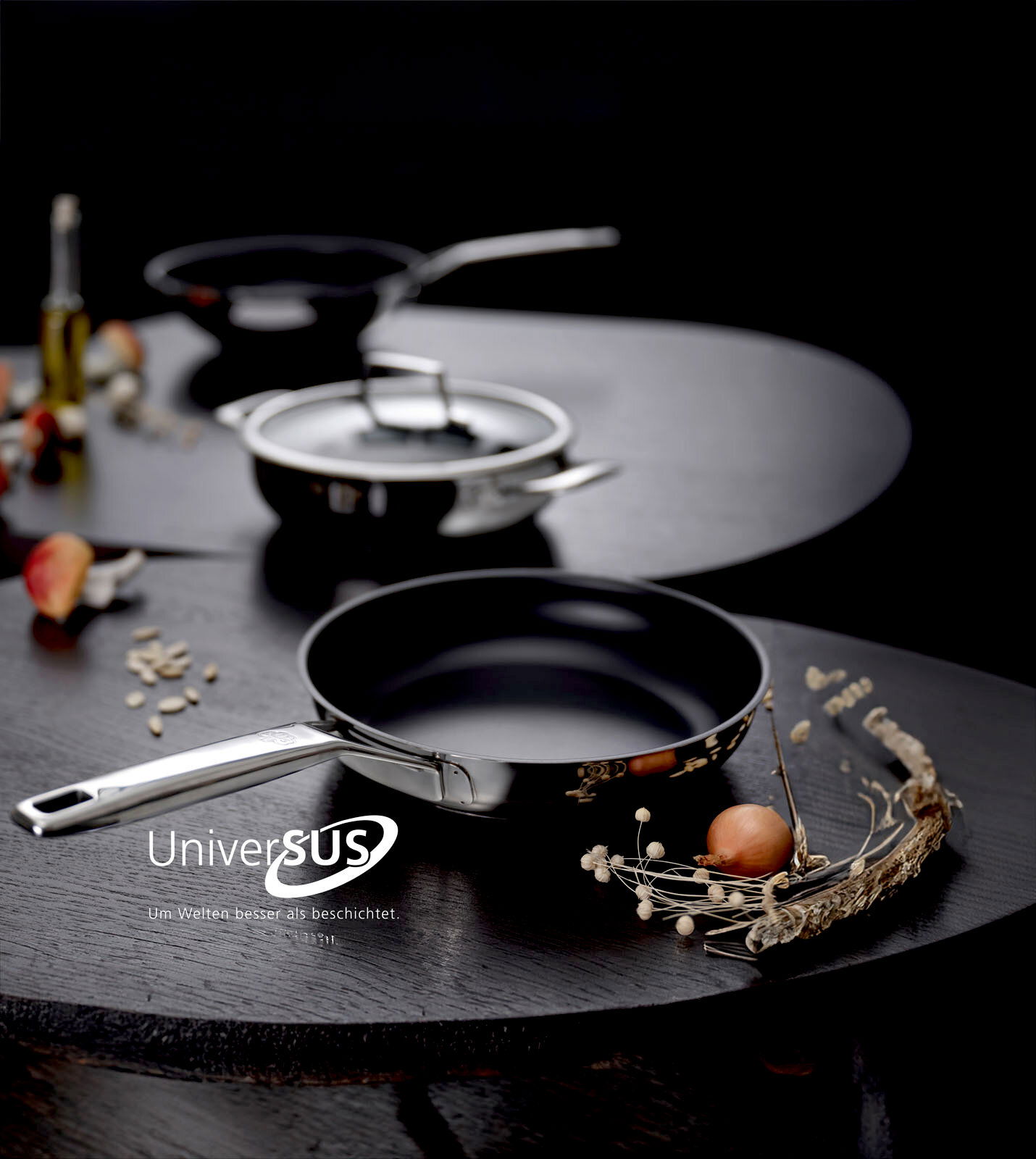 Wokpfanne Astral, Ø 28 cm, aus Edelstahl mit glänzendem Griff, auf einem dunklen Tisch mit Dekorationen, seitliche Perspektive