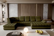 Modernes, olivgrünes U-förmiges Stoff-Ecksofa mit gesteppten Sitzflächen in einem stilvollen Wohnzimmer, frontale Perspektive auf das Sofa.