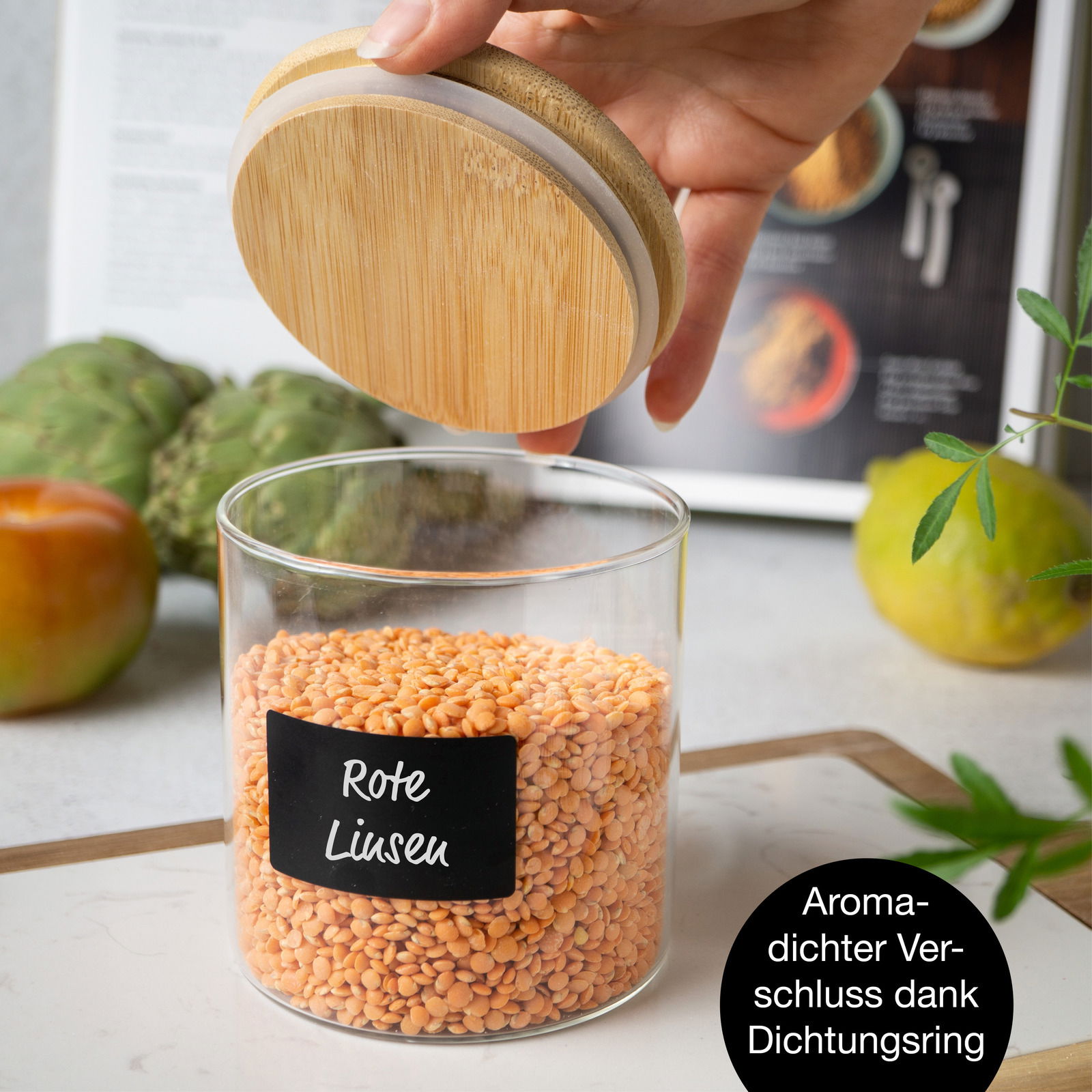 Vorratsglas mit Bambusdeckel, gefüllt mit roten Linsen, aus der Perspektive von oben betrachtet.