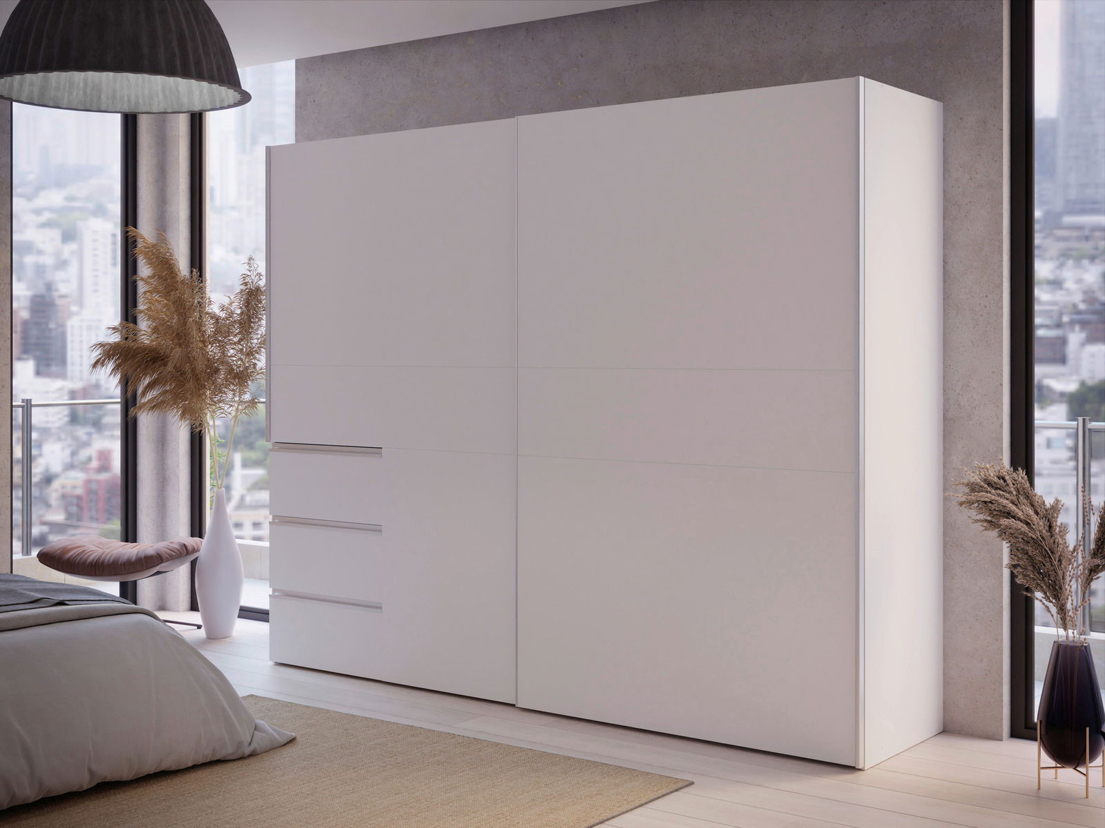 Moderner, weißer Schwebetürenschrank mit zwei Türen, seitliche Perspektive, in einem stilvoll eingerichteten Schlafzimmer mit großen Fenstern und Stadtblick.