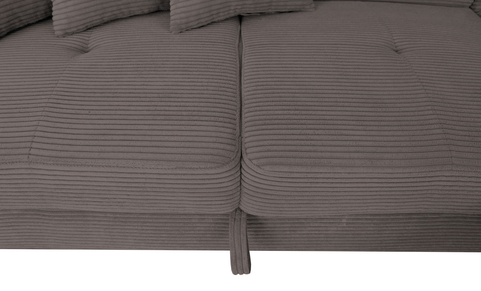 Nahaufnahme eines grauen, gerippten Stoffsofas mit Kissen, von oben betrachtet.