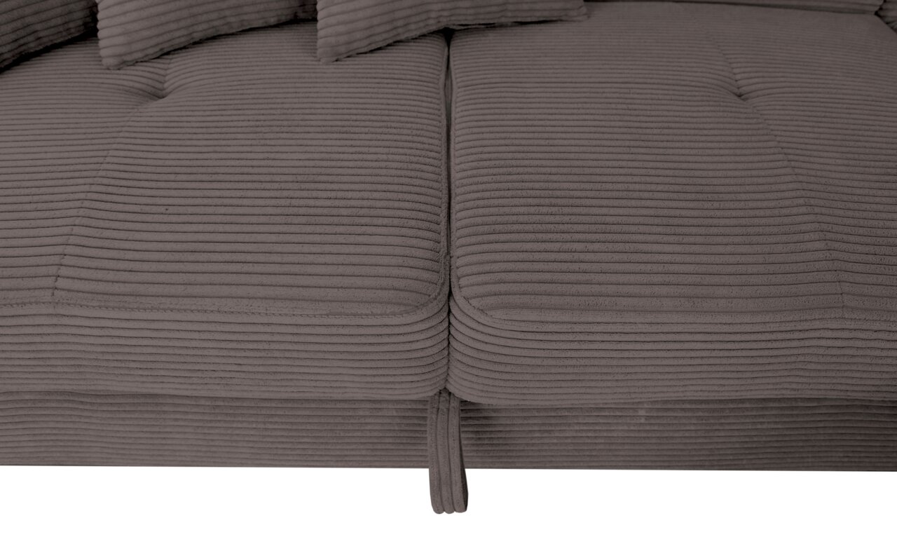 Nahaufnahme eines grauen, gerippten Stoffsofas mit Kissen, von oben betrachtet.