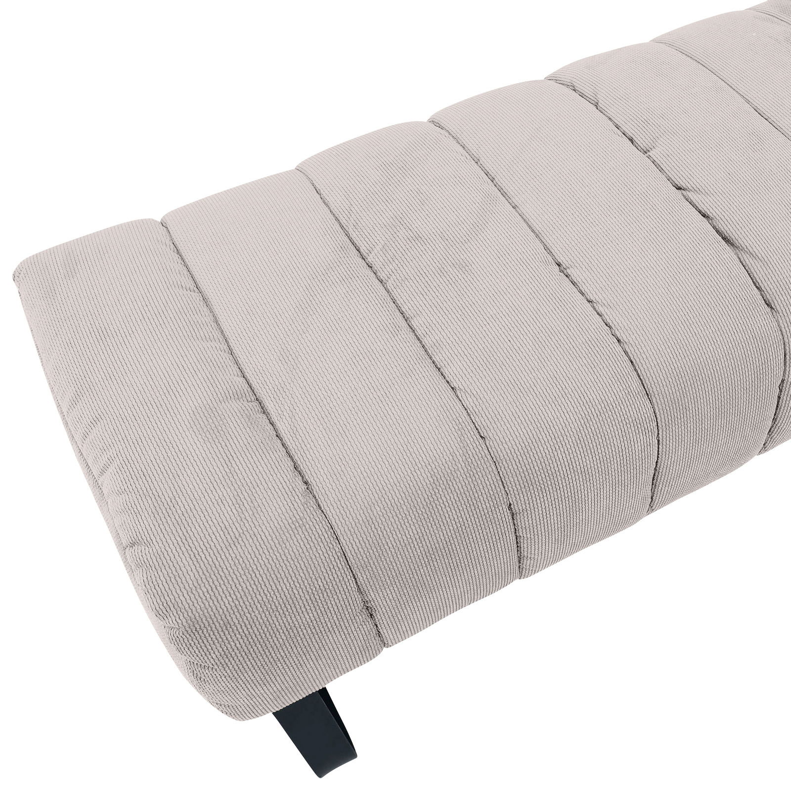 Nahaufnahme einer 2er-Sitzbank mit gestepptem, hellgrauem Stoffbezug und schwarzen Beinen, seitliche Perspektive