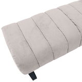 Nahaufnahme einer 2er-Sitzbank mit gestepptem, hellgrauem Stoffbezug und schwarzen Beinen, seitliche Perspektive