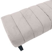 Nahaufnahme einer 2er-Sitzbank mit gestepptem, hellgrauem Stoffbezug und schwarzen Beinen, seitliche Perspektive