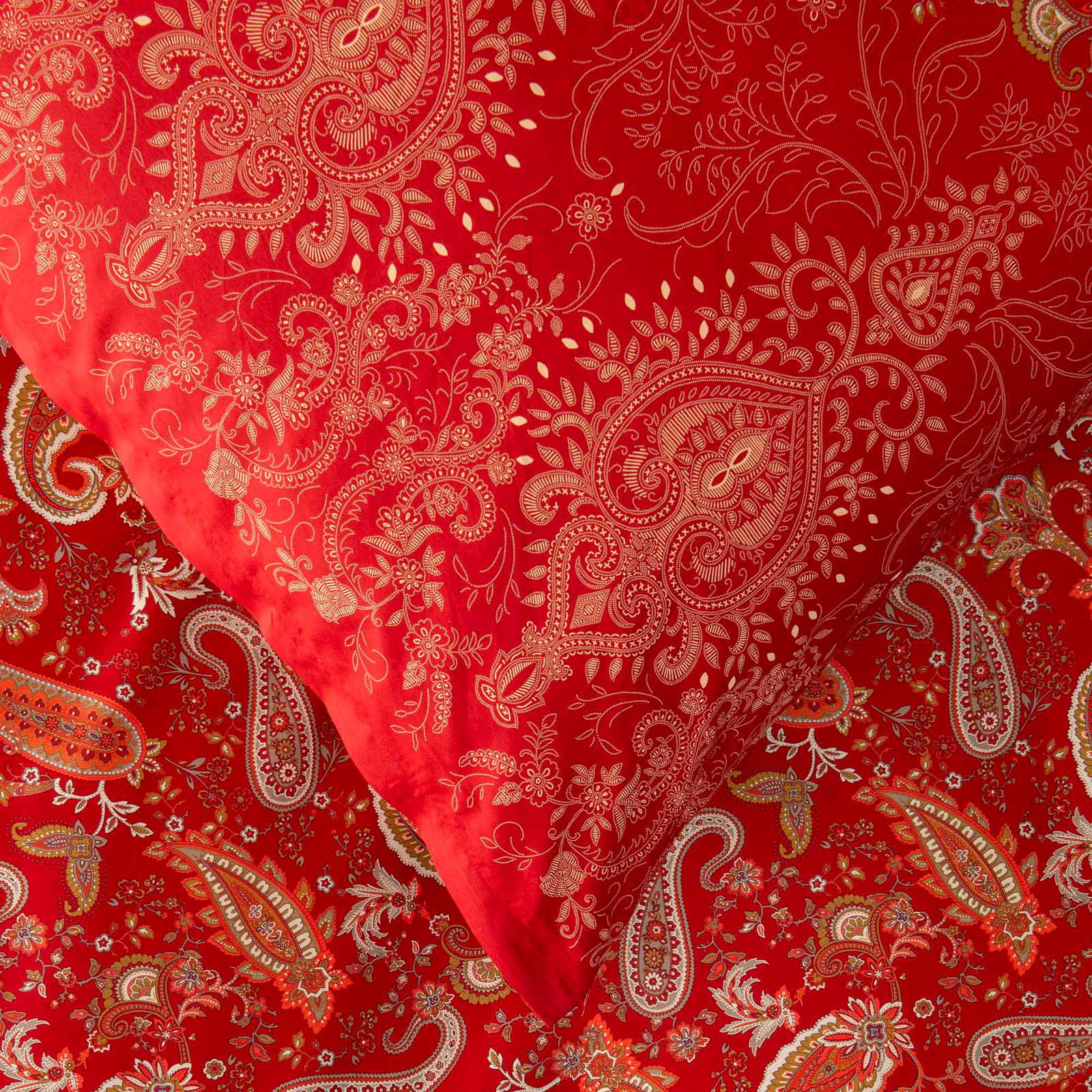 Rote Bettwäsche mit detailliertem Paisley-Muster, Draufsicht