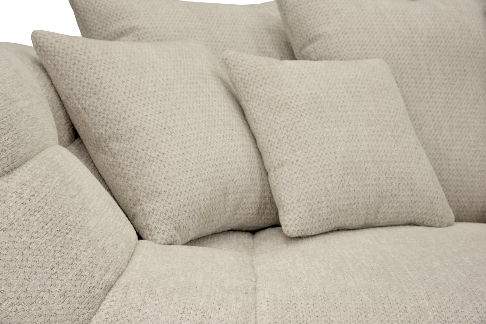Nahaufnahme in schräger Vorderansicht: hellbeiges Sofa mit strukturierter Stoffpolsterung und zwei passenden Zierkissen