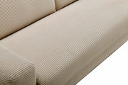 Nahaufnahme eines beigen Funktionssofas mit geripptem Stoffbezug, Perspektive von oben.