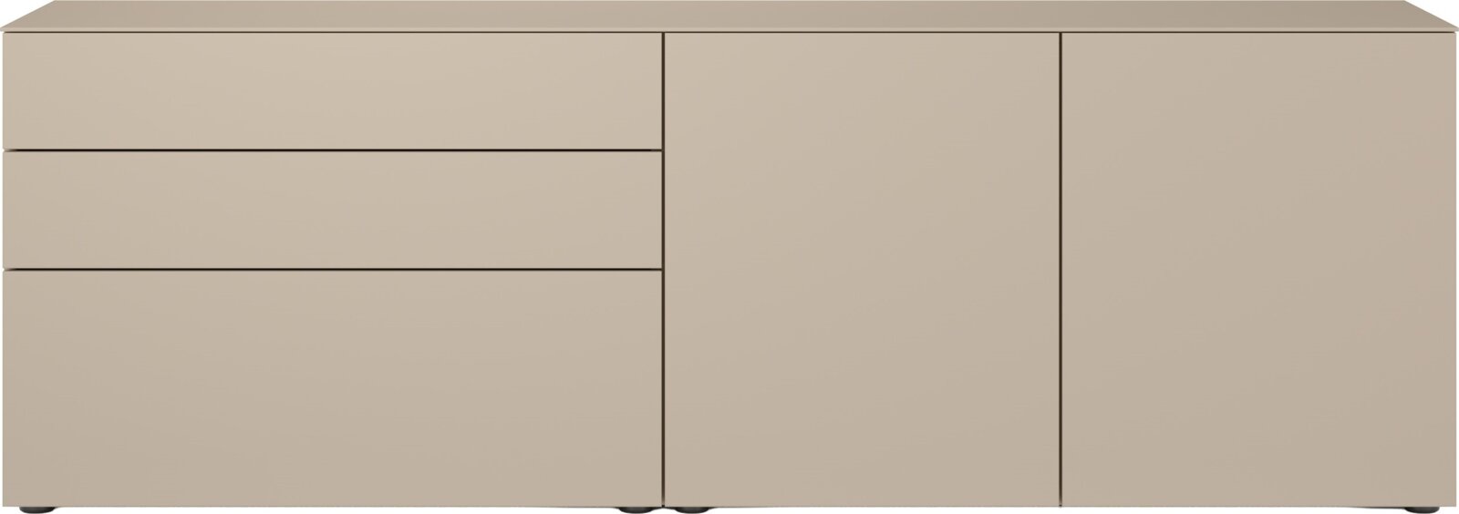 Beiges, minimalistisches Sideboard mit drei Schubladen links und zwei Türen rechts, Frontansicht (gerade Perspektive)