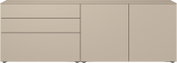 Beiges, minimalistisches Sideboard mit drei Schubladen links und zwei Türen rechts, Frontansicht (gerade Perspektive)