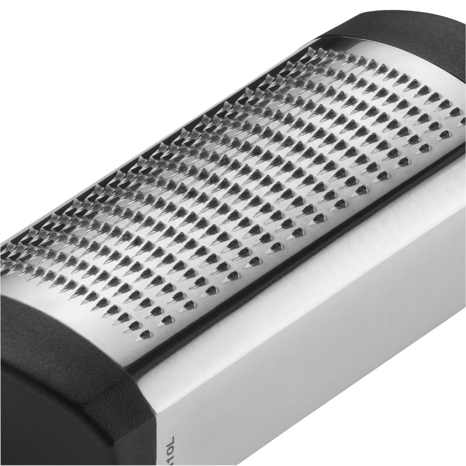 Nahaufnahme einer Muskatreibe aus Edelstahl mit scharfen Klingen, seitliche Perspektive