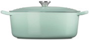 Mintgrüner emaillierter Gusseisentopf mit Deckel und seitlichen Griffen, Frontansicht auf weißem Hintergrund