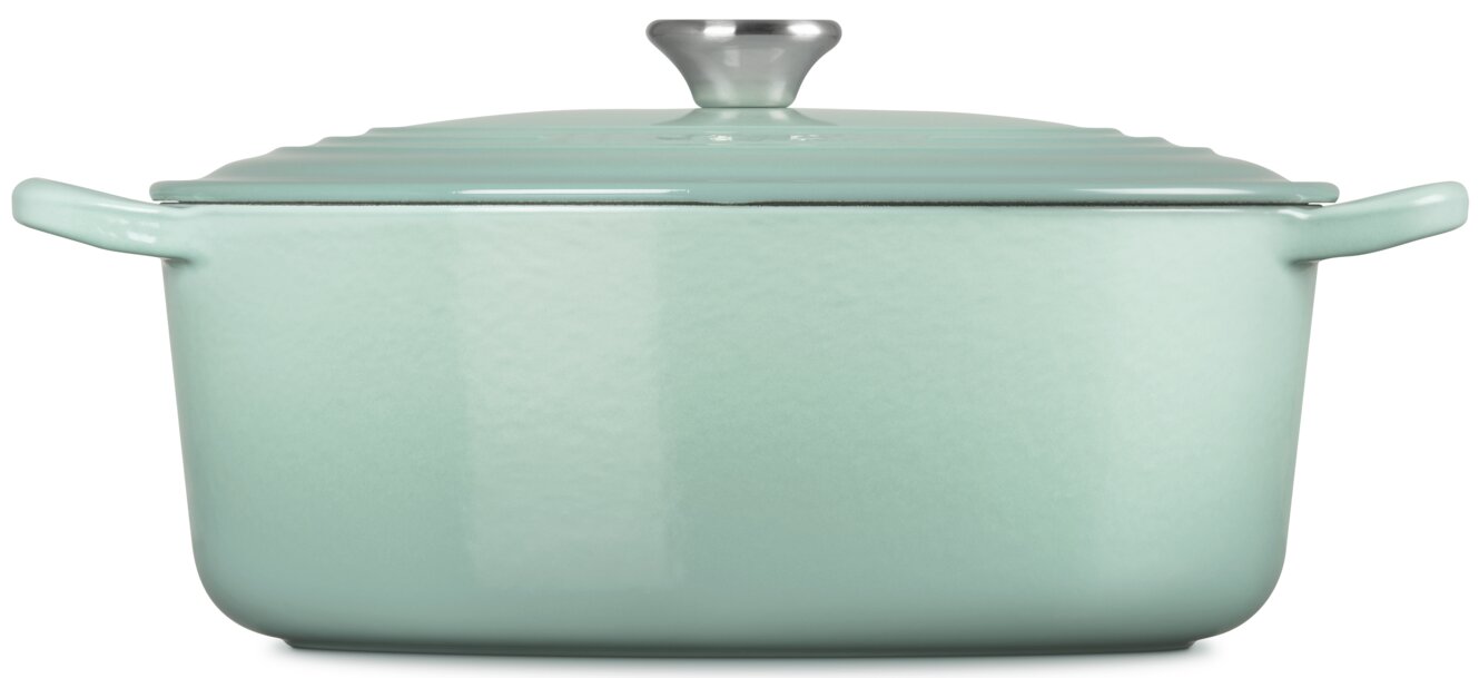 Mintgrüner emaillierter Gusseisentopf mit Deckel und seitlichen Griffen, Frontansicht auf weißem Hintergrund