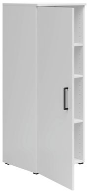 Weiße Kommode mit schwarzem Griff, teilweise geöffnete Tür, seitliche Perspektive