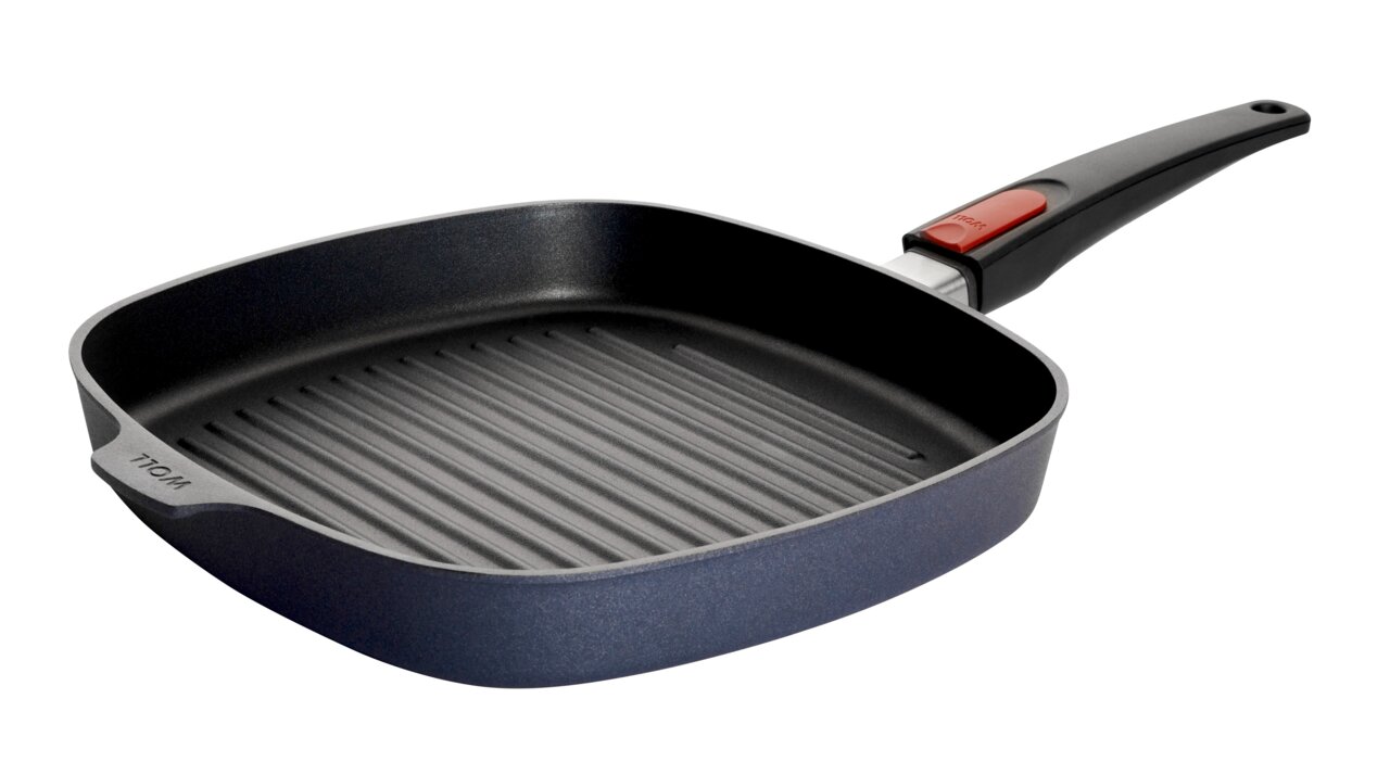 Guss-Steakpfanne 28x28cm Diamo aus schräger Perspektive mit geriffelter Oberfläche und ergonomischem Griff.