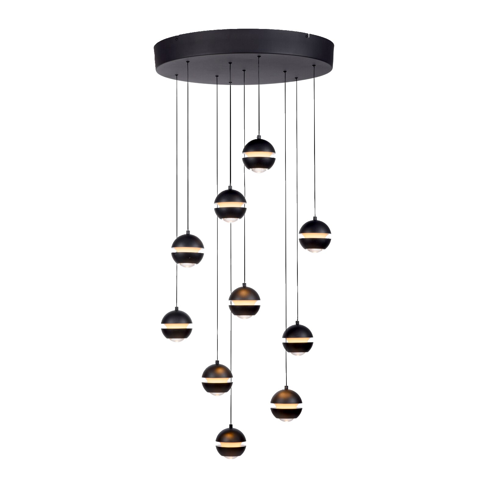 Moderne zwarte hanglamp met meerdere lampen, voorzien van een ronde plafondplaat en negen bolvormige lampenkappen aan kabels van verschillende lengtes, warm licht, vooraanzicht licht van onderaf tegen een witte achtergrond