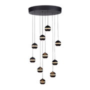 Moderne zwarte hanglamp met meerdere lampen, voorzien van een ronde plafondplaat en negen bolvormige lampenkappen aan kabels van verschillende lengtes, warm licht, vooraanzicht licht van onderaf tegen een witte achtergrond