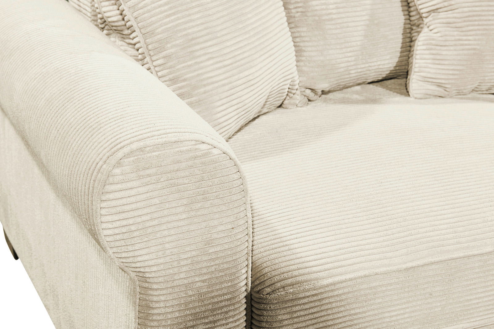 Nahaufnahme eines beigen Funktionssofas mit geripptem Stoffbezug, Blick auf die Armlehne und Sitzfläche.
