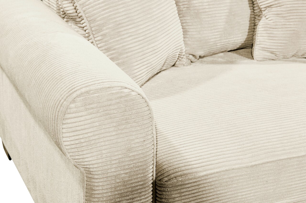 Nahaufnahme eines beigen Funktionssofas mit geripptem Stoffbezug, Blick auf die Armlehne und Sitzfläche.