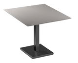 Moderner quadratischer Esstisch aus Metall mit zentralem Standfuß, seitliche Perspektive