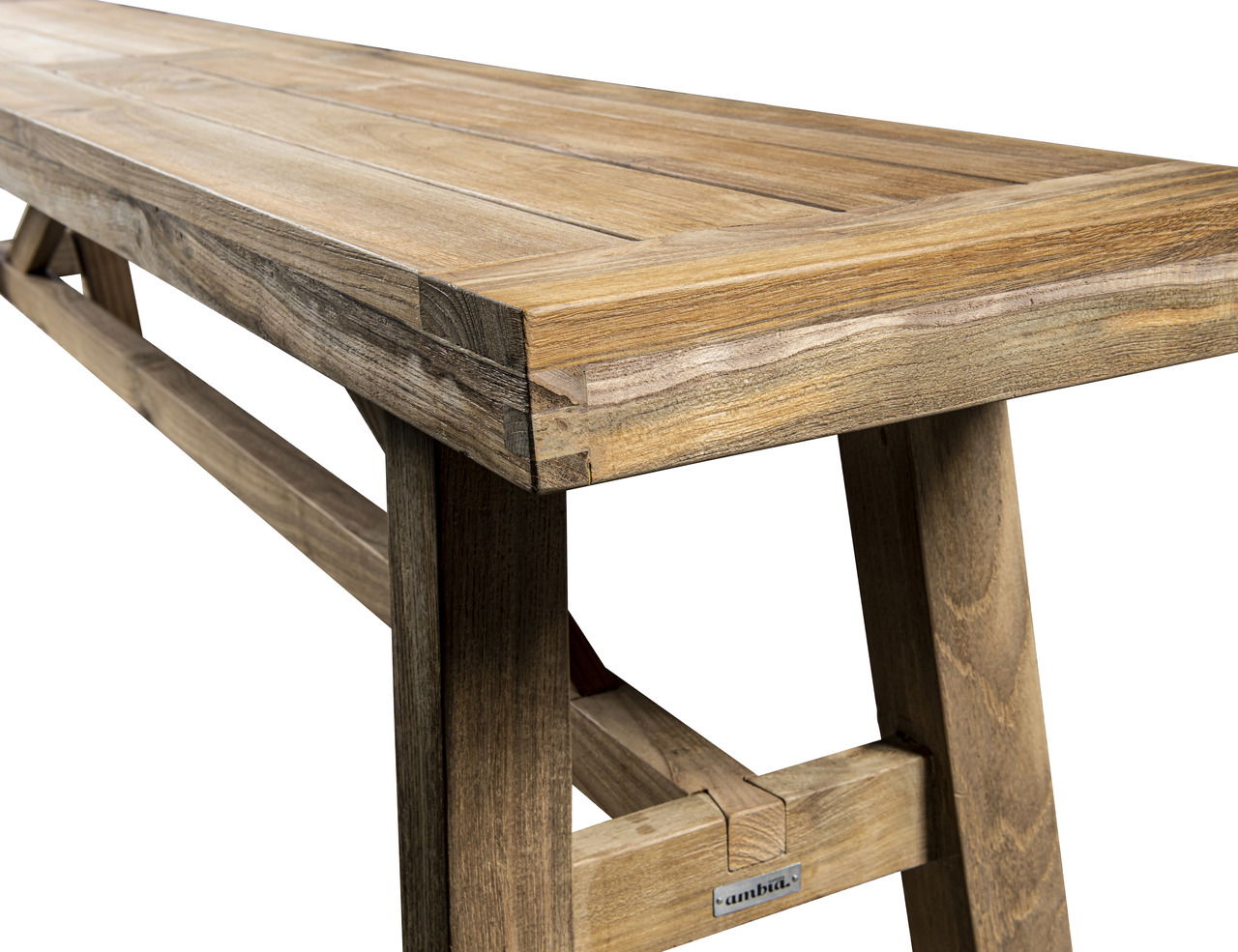 Nahaufnahme einer hölzernen Gartenbank aus hellem Holz, seitliche Perspektive