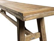 Nahaufnahme einer hölzernen Gartenbank aus hellem Holz, seitliche Perspektive