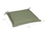 Grüne Sitzauflage mit den Maßen 47 cm x 45 cm x 5 cm, schräg von oben fotografiert, mit zwei Befestigungsschlaufen an den Ecken.