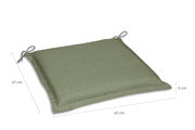 Grüne Sitzauflage mit den Maßen 47 cm x 45 cm x 5 cm, schräg von oben fotografiert, mit zwei Befestigungsschlaufen an den Ecken.