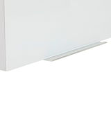 Nahaufnahme eines weißen Aufsatzschranks mit silbernem Griff, seitliche Perspektive