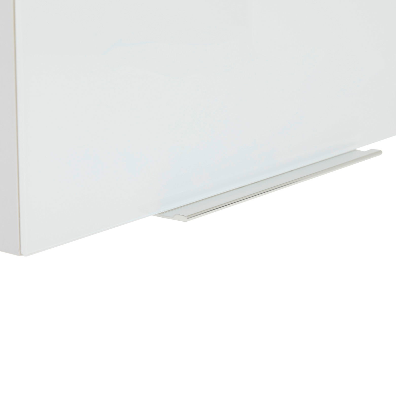 Nahaufnahme eines weißen Aufsatzschranks mit silbernem Griff, seitliche Perspektive