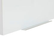 Nahaufnahme eines weißen Aufsatzschranks mit silbernem Griff, seitliche Perspektive