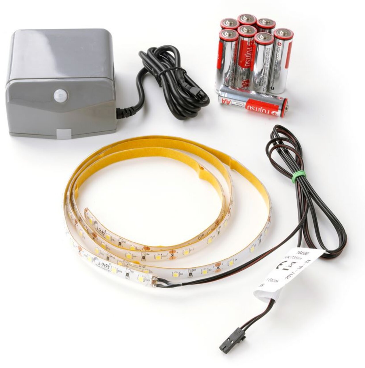 LED-lichtstripset met batterijen, voedingsadapter en kabels, gezien vanuit vogelperspectief