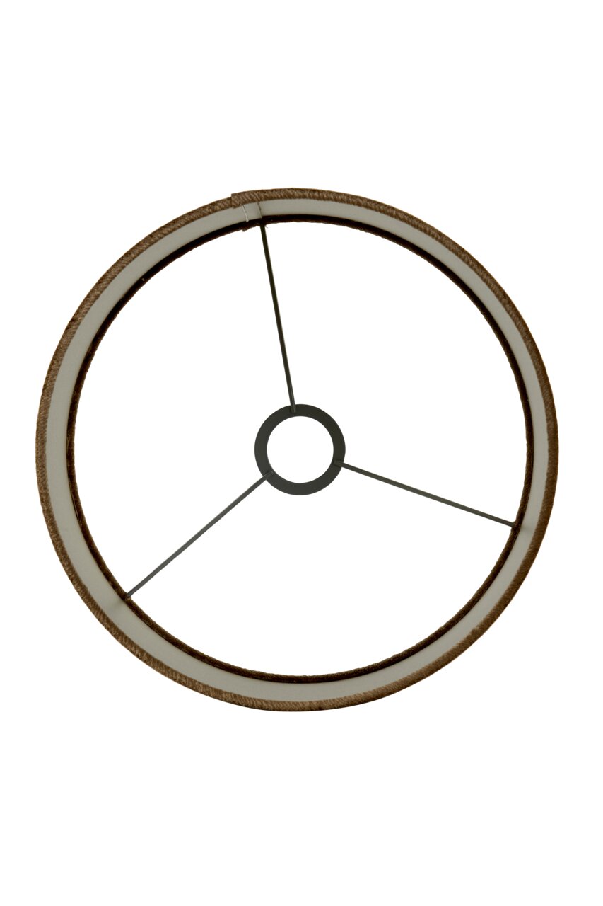 Ansicht von oben auf einen runden Lampenschirm mit Metallstreben und einem zentralen Ring.