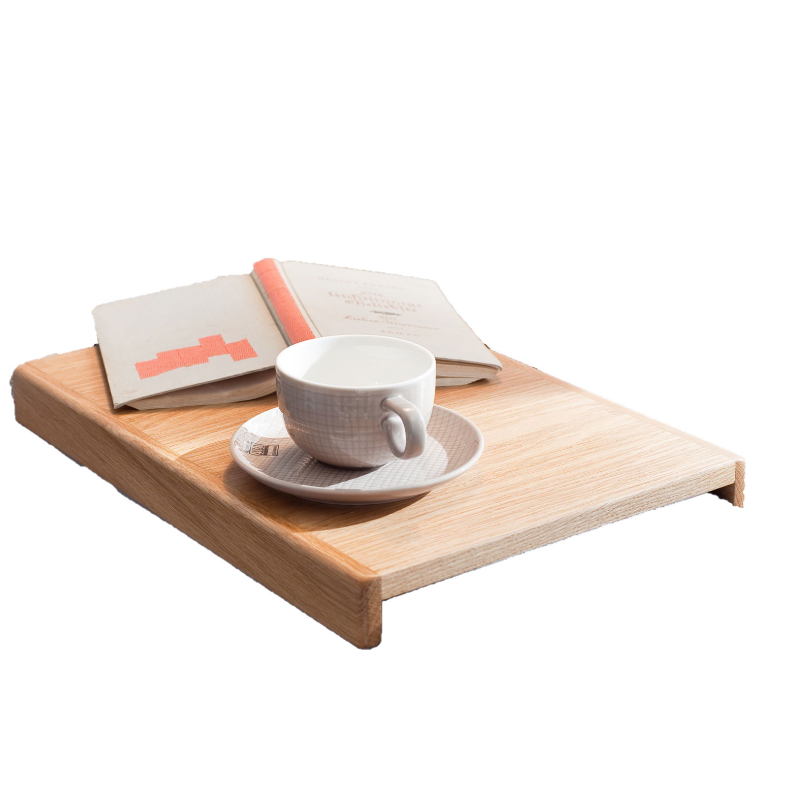 Holztablett für Armlehne mit Tasse und Buch, seitliche Perspektive
