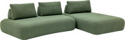 Grünes, modulares Lounge-Sofa/Daybed mit zwei breiten Sitzmodulen und drei Rückenlehnenkissen, freigestellt auf weißem Hintergrund, Ansicht schräg von vorne