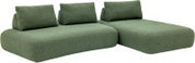 Groene, modulaire loungebank/dagbed met twee brede zitmodules en drie rugkussens, vrijstaand op een witte achtergrond, schuin vooraanzicht