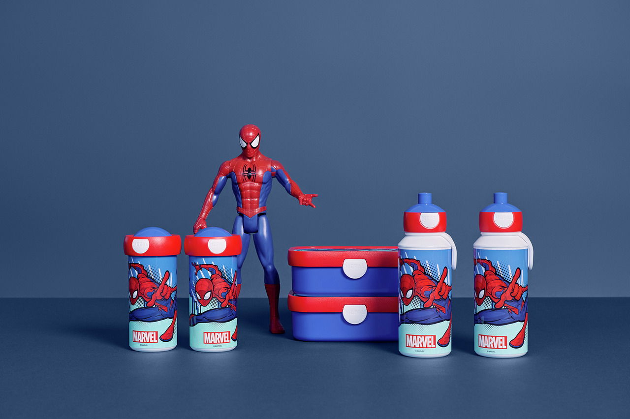 Spiderman Campus-Set bestehend aus zwei blauen und roten Brotdosen, zwei Trinkflaschen und einer Spiderman-Figur, frontal abgebildet.