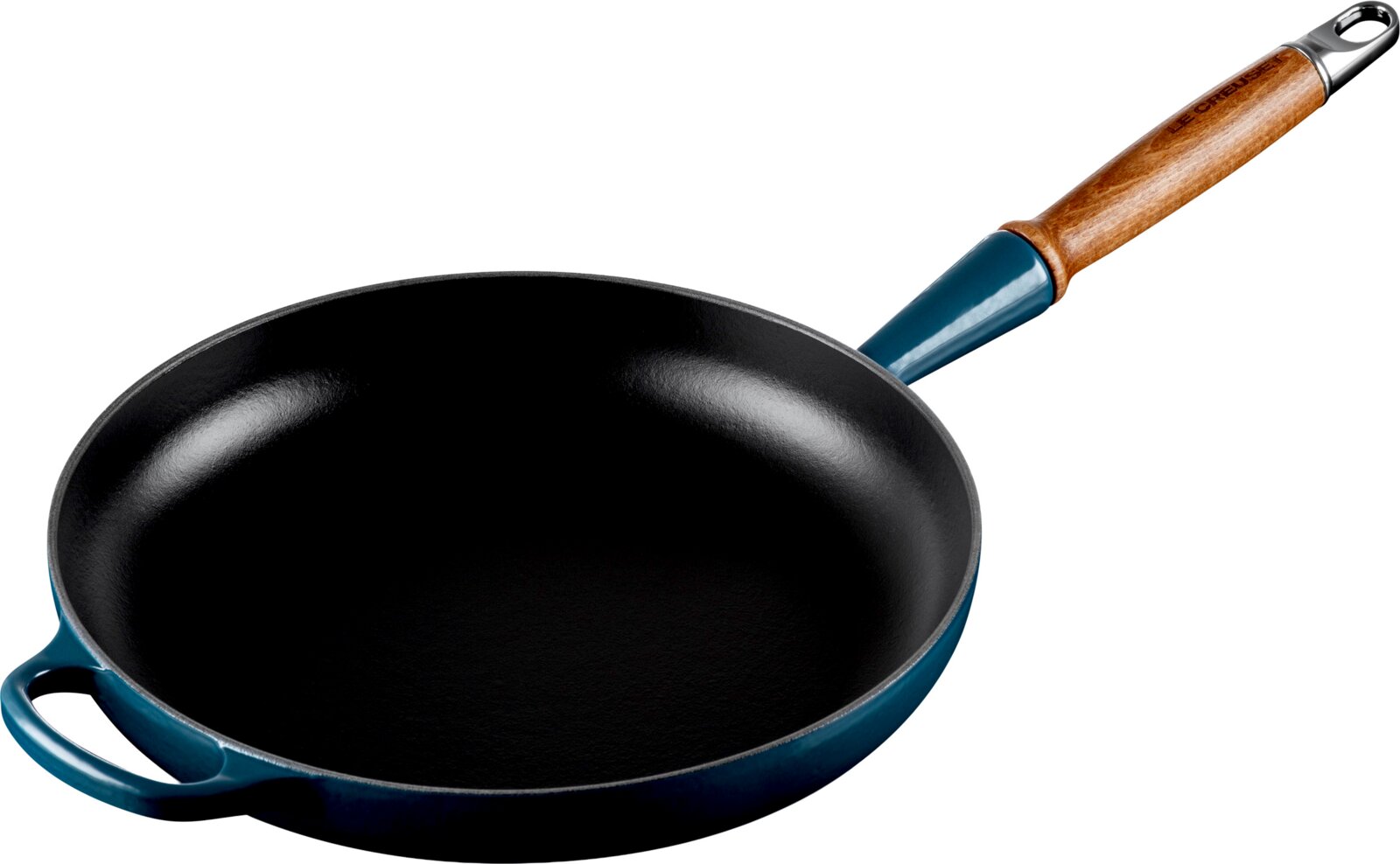 LE CREUSET Koekenpan 28 cm SIGNATURE Turquoise gietijzeren koekenpan met zwarte binnenkant, houten steel en extra zijgreep, schuin van boven gefotografeerd op witte achtergrond
