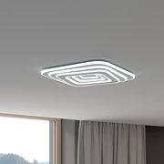 Moderne quadratische LED-Deckenleuchte mit konzentrischen, abgerundeten Lichtlinien in Weiß, eingeschaltet, an der Zimmerdecke montiert; Perspektive: leicht von unten schräg aufgenommen.