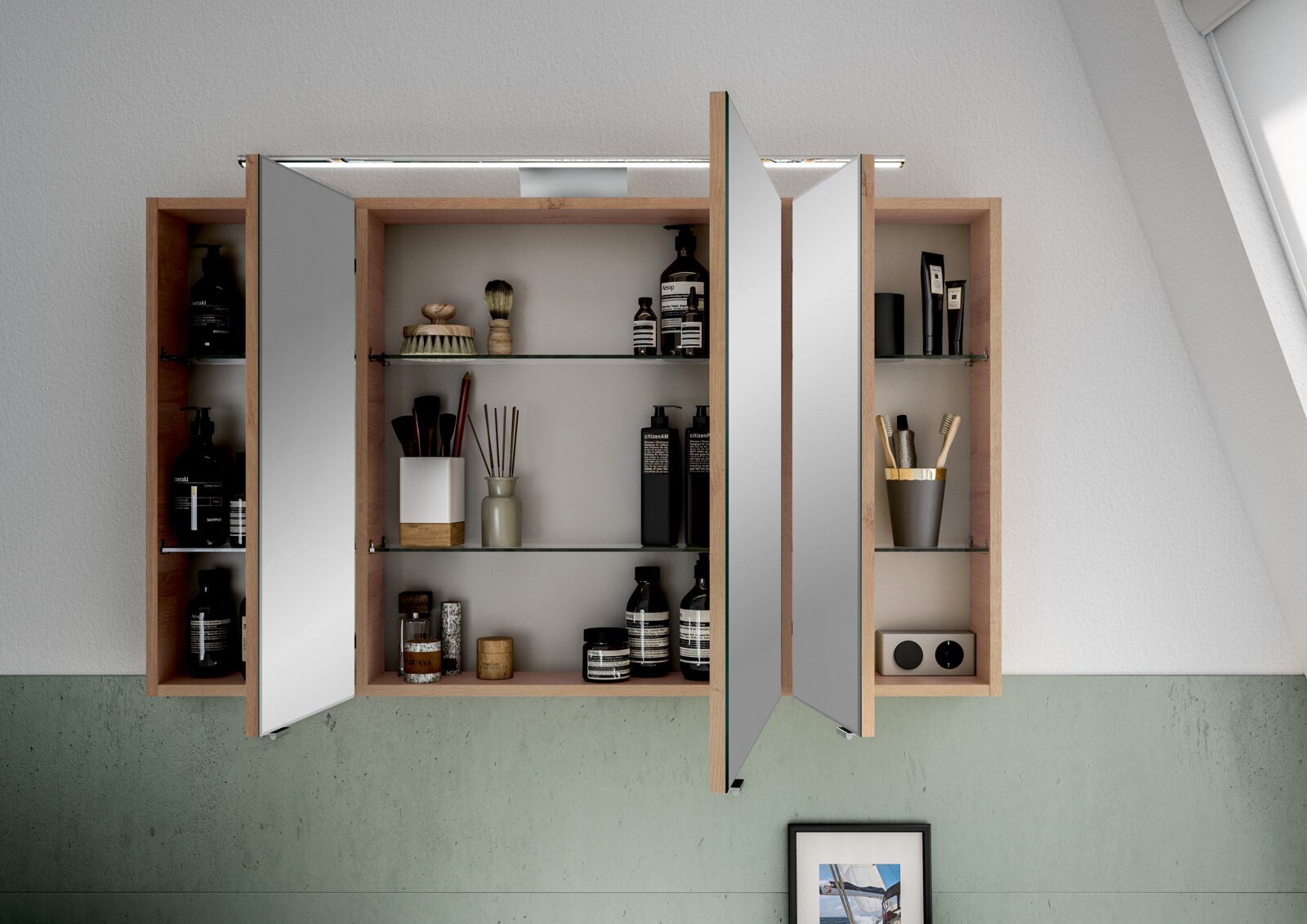 Offener Spiegelschrank mit Holzrahmen, gefüllt mit Pflegeprodukten und Accessoires, aus frontaler Perspektive.