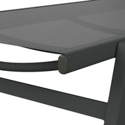 Nahaufnahme einer modernen Sonnenliege mit grauem Stoffbezug und stabilem Metallrahmen, seitliche Perspektive.