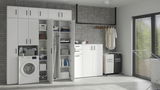 Moderne Waschküche mit weißen Mehrzweckschränken, Regalen und einer Waschmaschine, frontal betrachtet.
