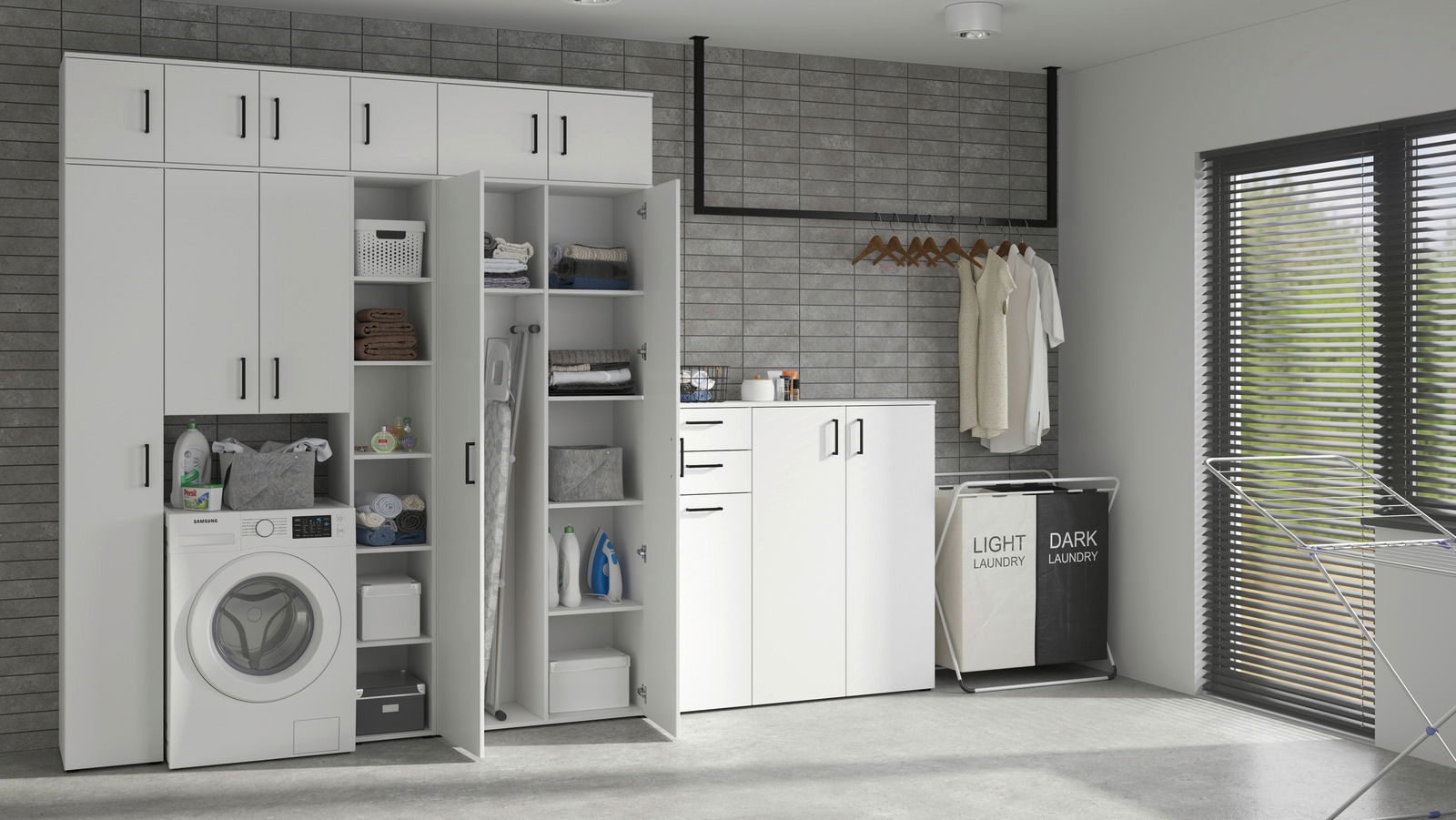 Moderne Waschküche mit weißen Mehrzweckschränken, Regalen und einer Waschmaschine, frontal betrachtet.