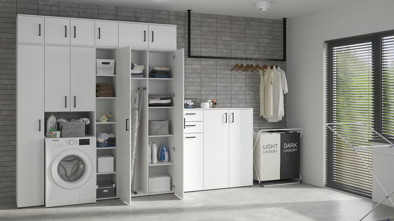 Carryhome Einlegeboden 2er MULTISTAURAUM Moderne Waschküche mit weißen Mehrzweckschränken, Regalen und einer Waschmaschine, frontal betrachtet.