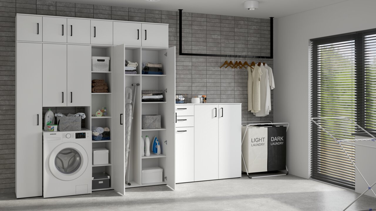 Carryhome Einlegeboden 2er MULTISTAURAUM Moderne Waschküche mit weißen Mehrzweckschränken, Regalen und einer Waschmaschine, frontal betrachtet.