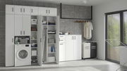 Moderne Waschküche mit weißen Mehrzweckschränken, Regalen und einer Waschmaschine, frontal betrachtet.